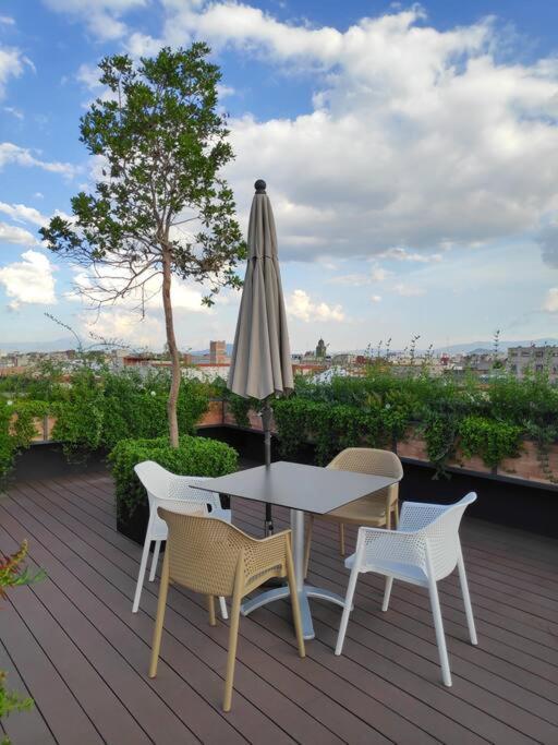 Comfy, Intimate With A Haunting Terrace Appartement